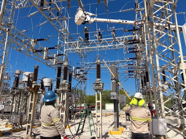 ETED instala y deja en servicio banco de capacitores en Duvergé para mejorar potencia eléctrica en esta zona